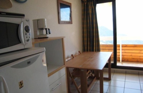Eclose-Est Apartment | 80m from shops, 4th floor, balcony, tv, ski locker, 23m², Alpe d'Huez