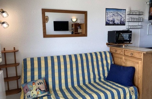 Eclose-Est Apartment | 80m from shops, 4th floor, balcony, tv, ski locker, 23m², Alpe d'Huez