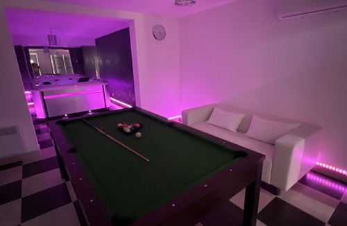 Meyrargues Bed & Breakfast | 80m2 suite with jacuzzi and pool table, 30 min from Marseille