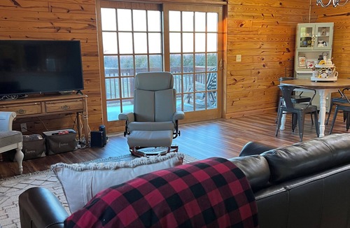 De Soto Cabin | 82 Acre Hobby Farm with Lincoln Log Cabin