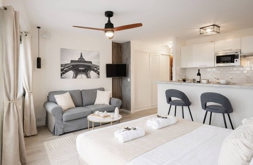 Porte-Saint-Martin Apartment | 825 Jemmapes