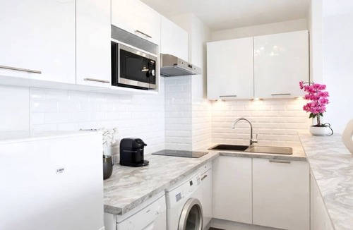 Porte-Saint-Martin Apartment | 825 Jemmapes