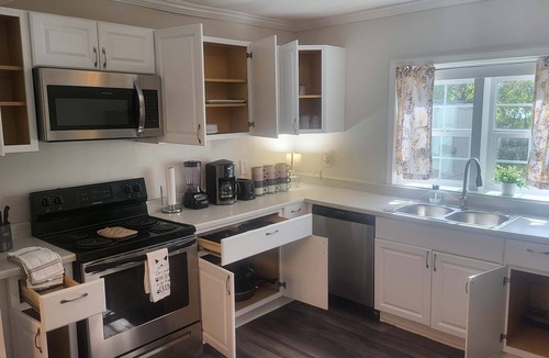 Crestline Heights House | 83rd Street Comfy Cottage