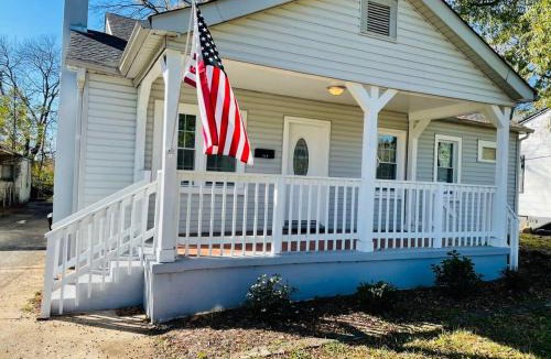 Crestline Heights House | 83rd Street Comfy Cottage