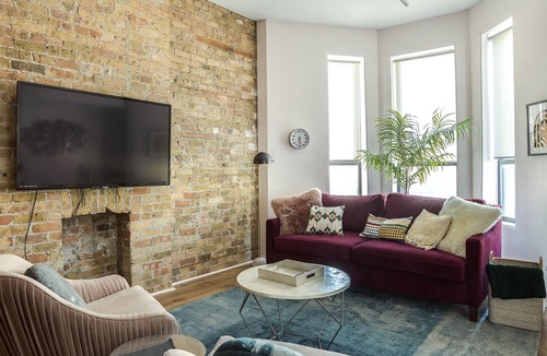 River North Condo | 858 2N - BEAUTIFULLY remodeled flat downtown