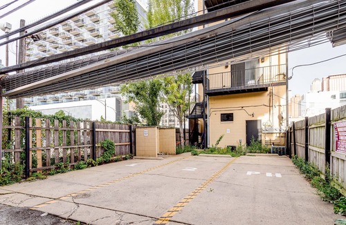 River North House | 870 #2 DOWNTOWN! 5 BEDS / 2BATHS / SLEEPS 9! Suite 2/3
