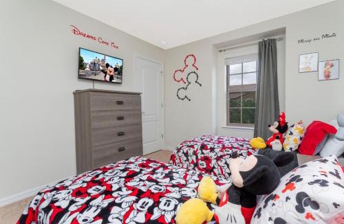 Lindfields House | 8843 GC Windsor at Westside Luxury 5 BR Townhome