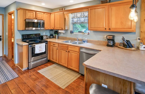 Lakeside Estates Cabin | 8bd House behind Jumping Bridge! Aug Availability! 🍁 🎃 Sept and Oct price drop!