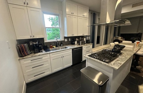 Hancock Apartment | 8BR 2 Kitchens Walk to UT Huge TV Massage
