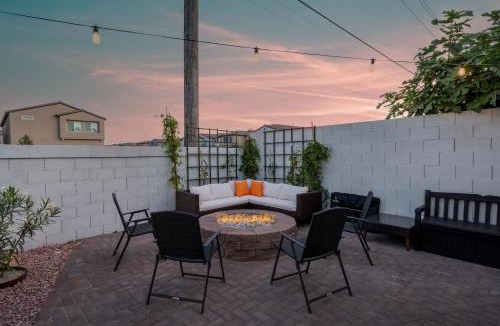 North Las Vegas Villa | 8BR 5BA SuperHero Retreat-King Beds, BBQ, Hammock, Firepit, MiniGolf, WorkSpace