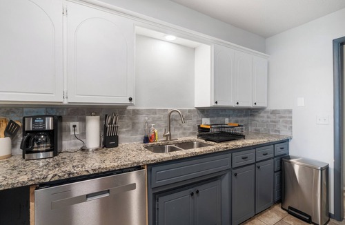 Central Oklahoma City House | 8BR | 7 mins SNU | Sleeps 14, fenced yard