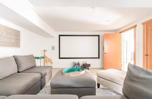 Haller Lake House | 8BR 7Bath Mansion wtheater, fire pit, pool table