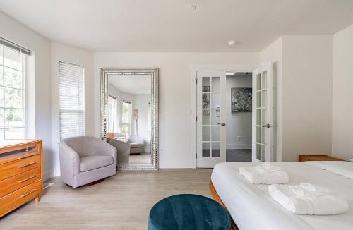 Haller Lake House | 8BR 7Bath Mansion wtheater, fire pit, pool table