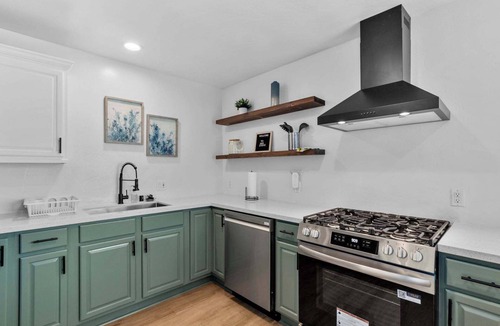 Hillcrest Apartment | 8BR Group Compound with Hot Tub & Games