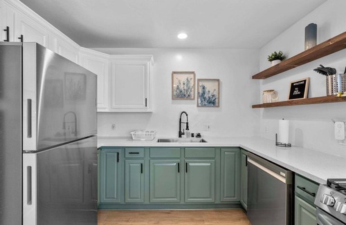 Hillcrest Apartment | 8BR Group Compound with Hot Tub & Games