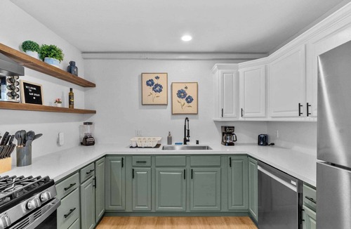 Hillcrest Apartment | 8BR Group Compound with Hot Tub & Games