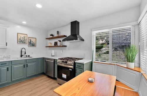 Hillcrest Apartment | 8BR Group Compound with Hot Tub & Games