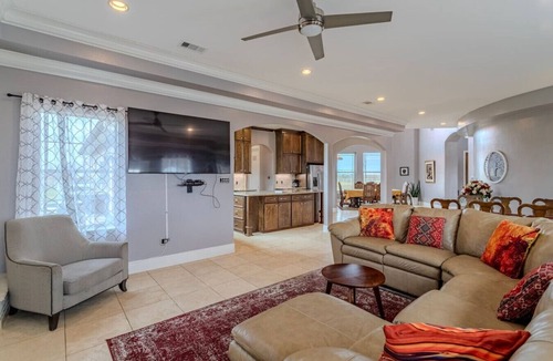 Iowa Colony House | 8BR Ranch house perfect for large families/groups