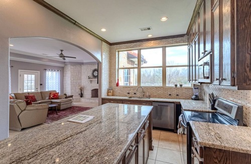 Iowa Colony House | 8BR Ranch house perfect for large families/groups