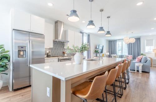 Talbot's Corner House | 8BR Rooftops with Hot Tub Fire Pit Skyline Views