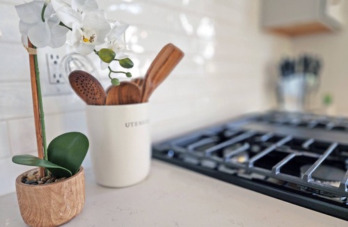 Charlotte House | 8BR Southend - Walk to Everything - Sleeps 20