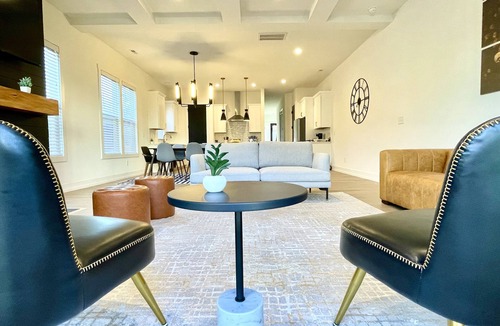 Charlotte House | 8BR Southend - Walk to Everything - Sleeps 20