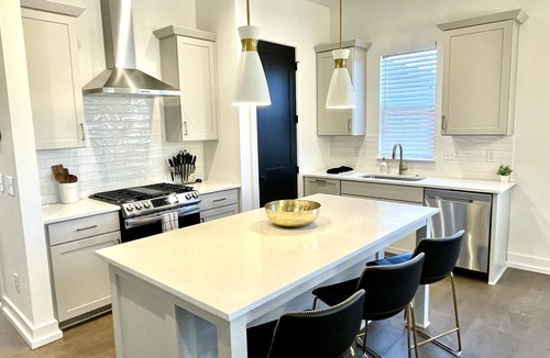 Charlotte House | 8BR Southend - Walk to Everything - Sleeps 20