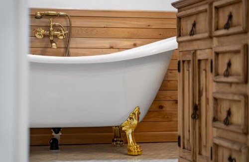 Arnada House | 8ft Ceilings Basement Sauna Retreat