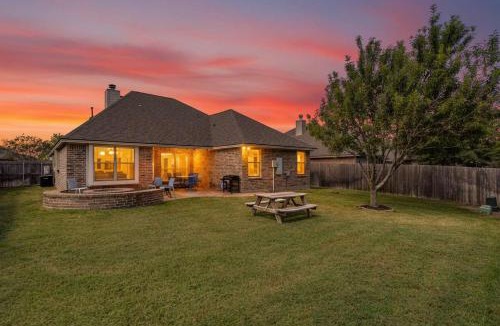 Wellborn House | 8min Texas A&M 1 King Beds firepit GriddleGrill