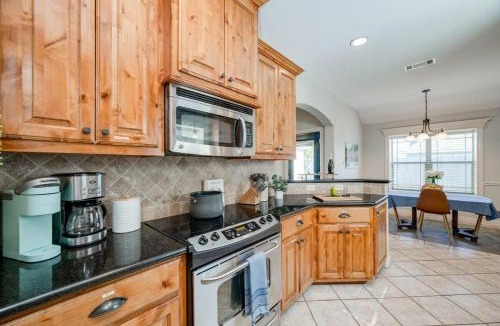 Wellborn House | 8min Texas A&M 1 King Beds firepit GriddleGrill