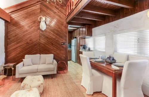 Hunt House | 9/6.5, Sleeps 32! River Front! 3 outdoor Fire pits, pickle ball & basketball!