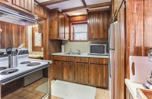 Hunt House | 9/6.5, Sleeps 32! River Front! 3 outdoor Fire pits, pickle ball & basketball!