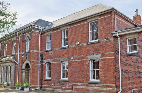 Barrow-on-Trent Cottage | 9 bedroom accommodation in Barrow on Trent