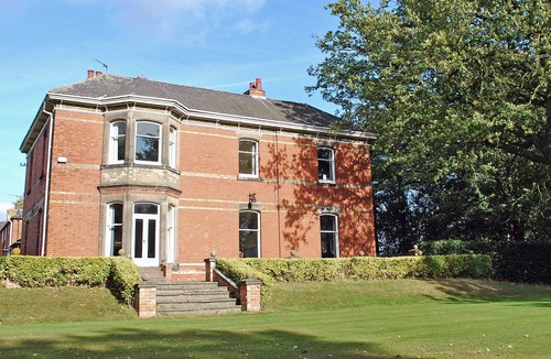 Barrow-on-Trent Cottage | 9 bedroom accommodation in Barrow on Trent
