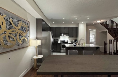 Vaughan House | 9 Beds -Kleinburg Crown Town Residences