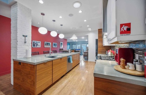 Kensington House | 9 Guests | King Bed | Pin Ball | BBQ | Piano