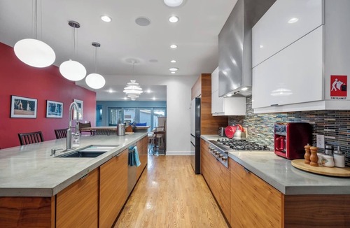 Kensington House | 9 Guests | King Bed | Pin Ball | BBQ | Piano