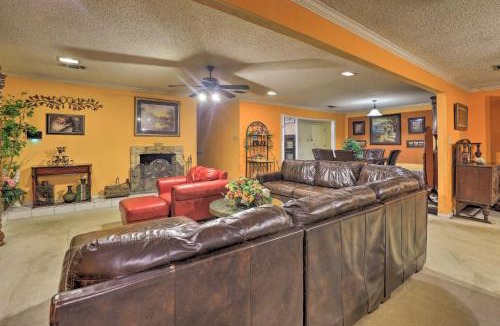 West Arlington House | 9 Mi to AT&T Stadium: Pet-Friendly Escape w/Deck!