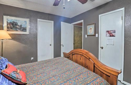West Arlington House | 9 Mi to AT&T Stadium: Pet-Friendly Escape w/Deck!