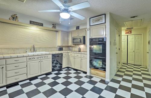 West Arlington House | 9 Mi to AT&T Stadium: Pet-Friendly Escape w/Deck!