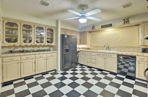 West Arlington House | 9 Mi to AT&T Stadium: Pet-Friendly Escape w/Deck!