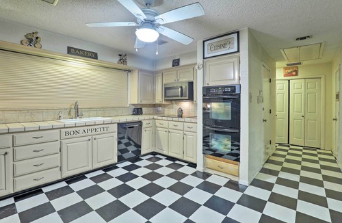 West Arlington House | 9 Mi to AT&T Stadium: Pet-Friendly Escape w/Deck!