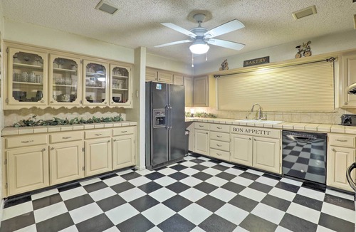 West Arlington House | 9 Mi to AT&T Stadium: Pet-Friendly Escape w/Deck!