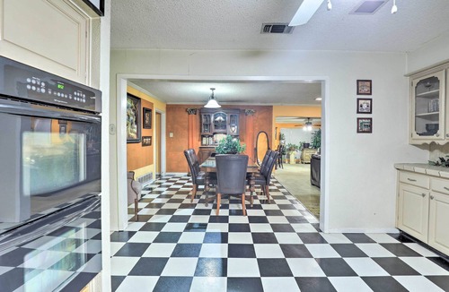 West Arlington House | 9 Mi to AT&T Stadium: Pet-Friendly Escape w/Deck!