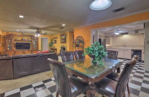 West Arlington House | 9 Mi to AT&T Stadium: Pet-Friendly Escape w/Deck!