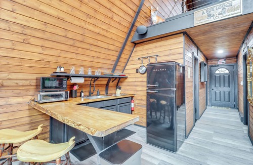 Mount Pocahontas Cabin | 9 Mi to Big Boulder Mtn: A-Frame Cabin w/Hot Tub