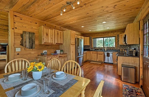 Pinetop Cottage | 9 Mi to Rainbow Lake: Mtn Getaway w/Bbq!