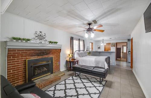 Newhebron Apartment | 9 Mi to Water Park: Silver Creek Gem w/Fireplace!