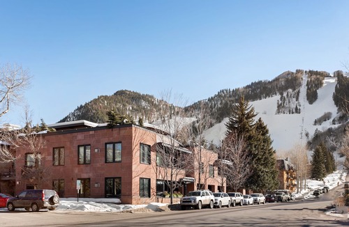 Aspen Condo | 9 Million Luxury Residence at “Monarch On the Park”Downtown Aspen with Parking