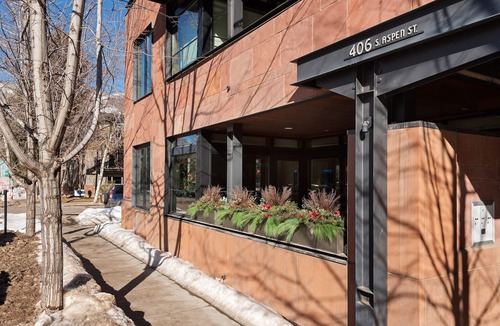 Aspen Condo | 9 Million Luxury Residence at “Monarch On the Park”Downtown Aspen with Parking